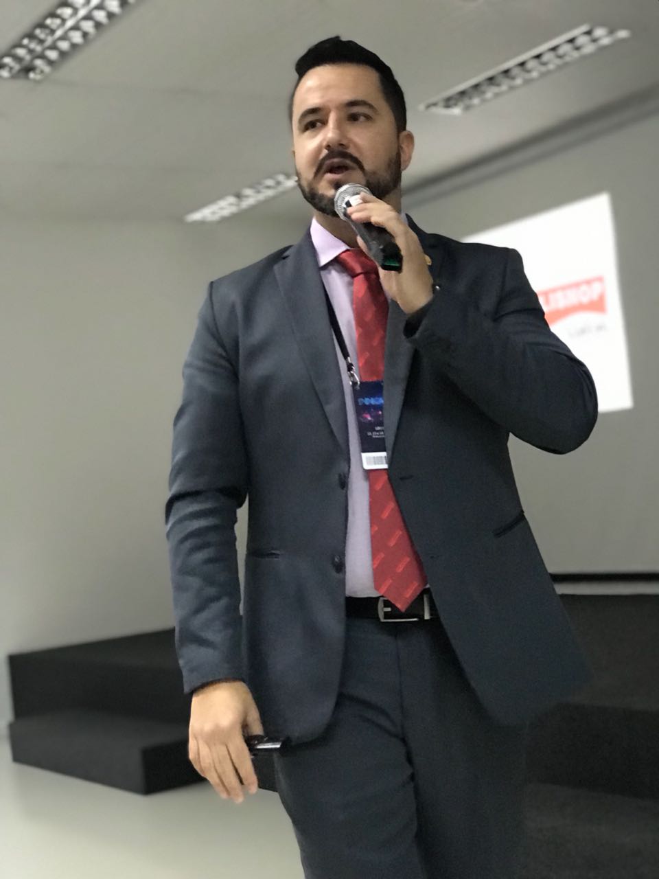 Alann Ortiz, fundador da ALO Performance, palestrando em evento